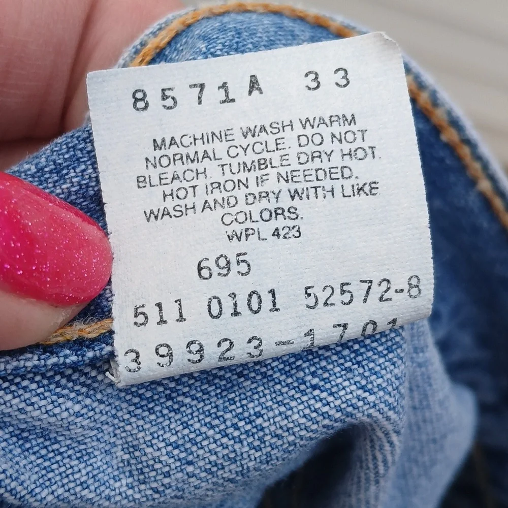 VTG Levis 550 Relaxed Fit Cut Off Shorts - Picture 5 of 5